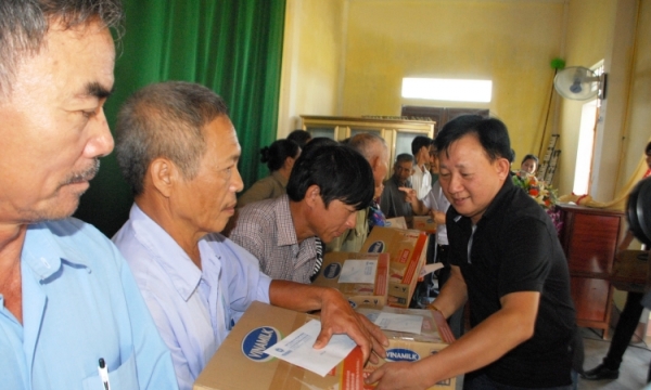 Vinamilk đi cứu trợ người dân vùng lũ Hà Tĩnh, Quảng Bình